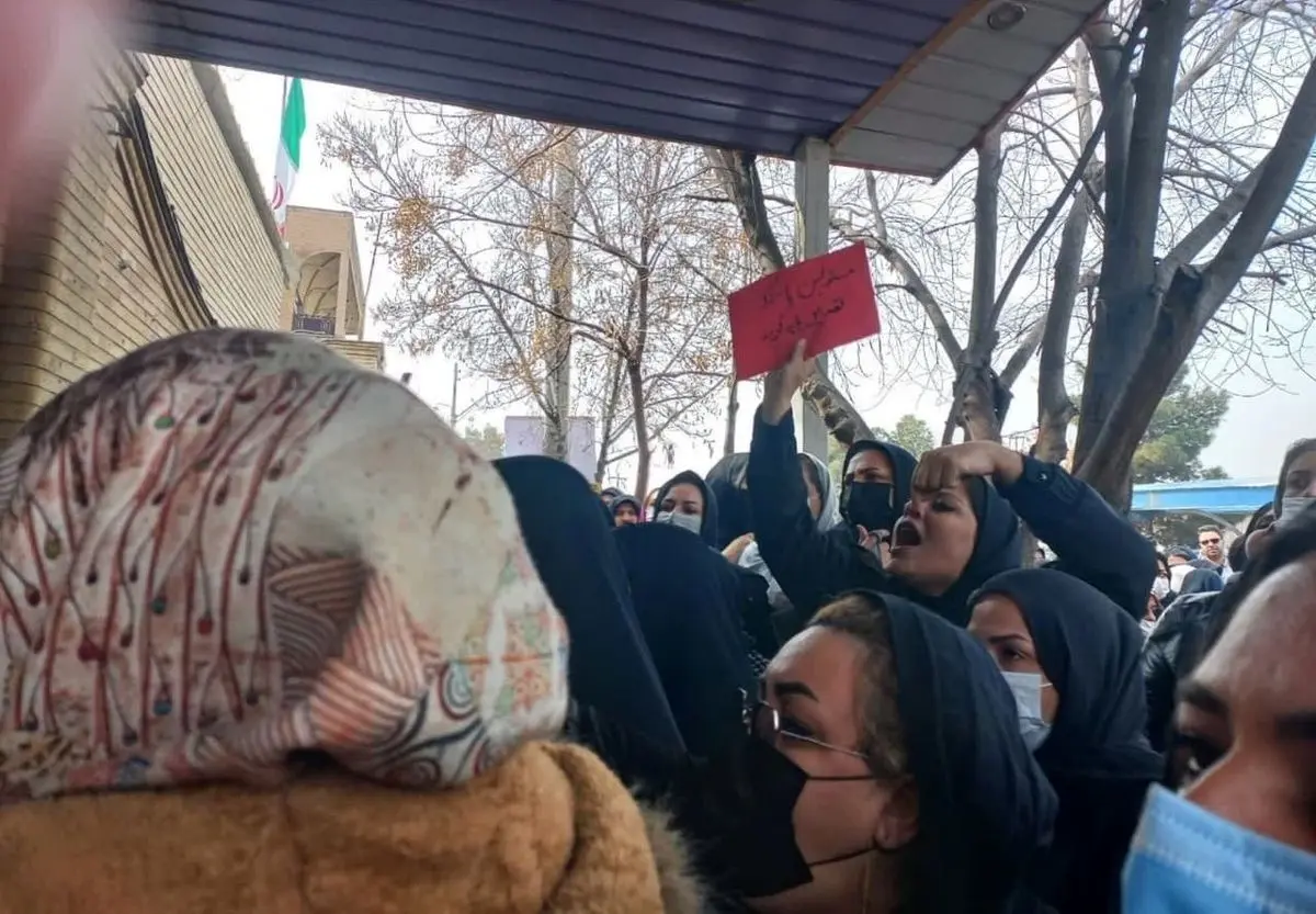 تجمع مقابل فرمانداری قم درپی مسمومیت دانش آموزان