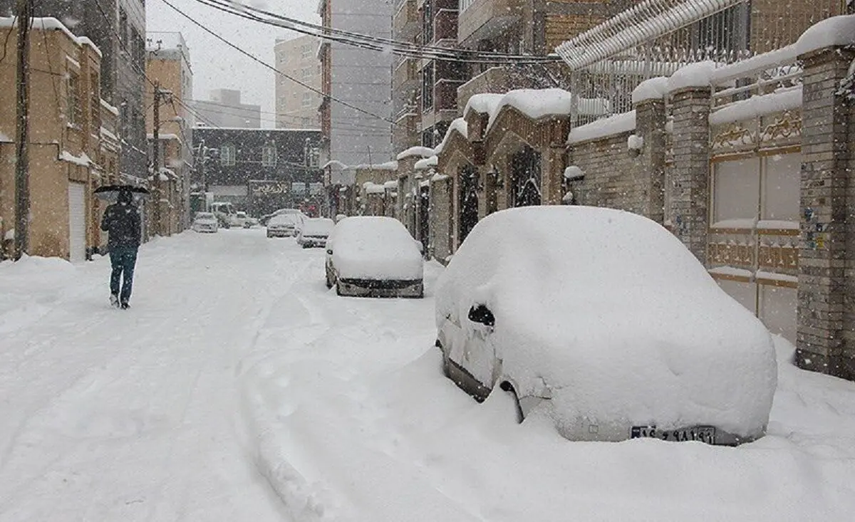 (ویدئو) ارتفاع برف در کوهرنگ تا بالای در منازل رسید