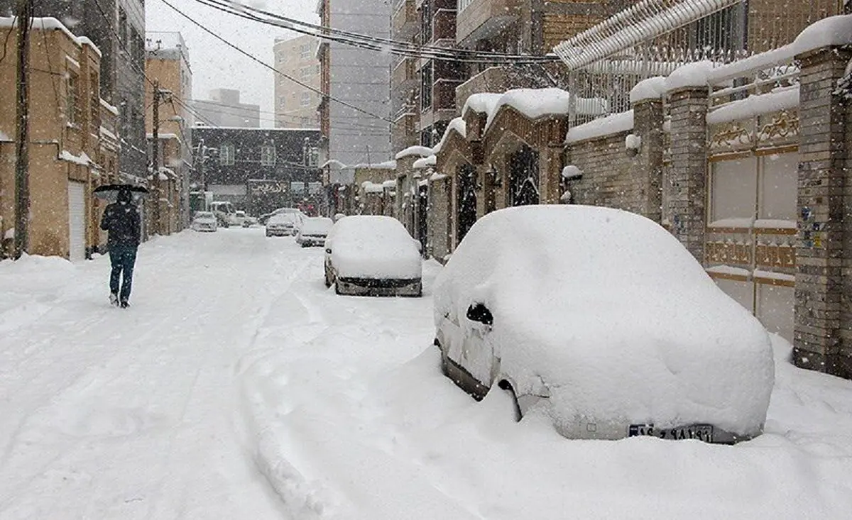 (ویدئو) ارتفاع برف در کوهرنگ تا بالای در منازل رسید