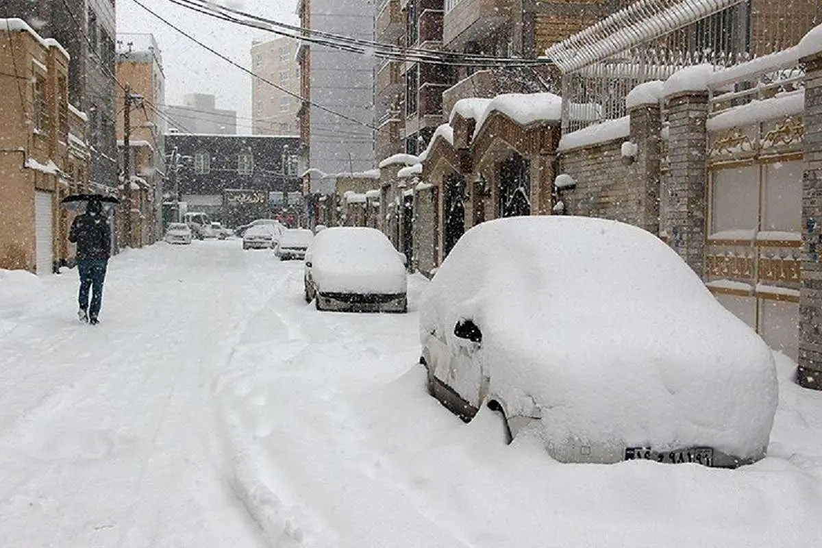 (ویدئو) ارتفاع برف در کوهرنگ تا بالای در منازل رسید