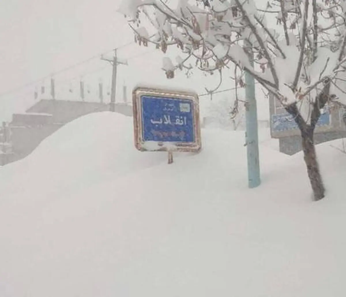 (ویدئو) ارتفاع برف در کوهرنگ تا بالای در منازل رسید