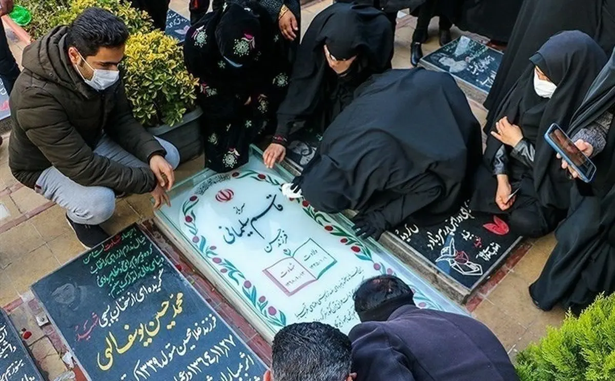 (ویدئو) سه آمریکایی بر مزار سردار سلیمانی حاضر شدند