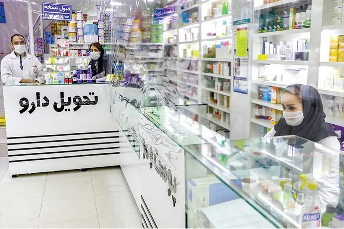 (ویدئو) وجود شیشه شکسته در ویال آمپول؛ انتشار ویدیوی فاجعه‌بار توسط مسئول داروخانه