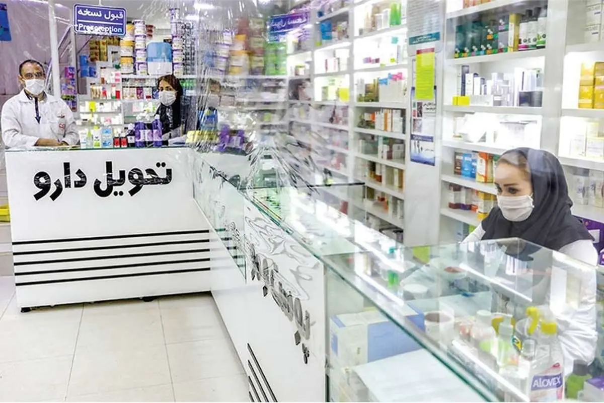 (ویدئو) وجود شیشه شکسته در ویال آمپول؛ انتشار ویدیوی فاجعه‌بار توسط مسئول داروخانه