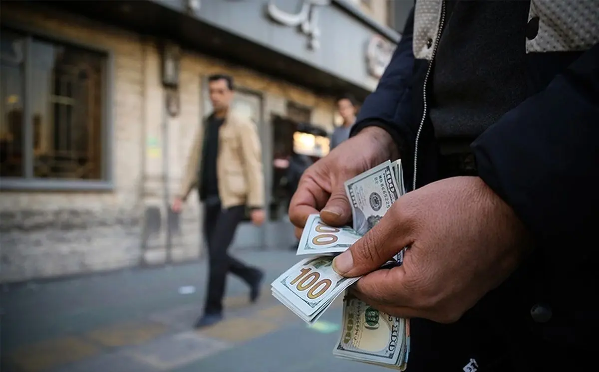 بانک مرکزی می‌گوید نرخ دلار بازار را قبول ندارد؛ بازار هم نرخ دولت را نمی‌پذیرد!
