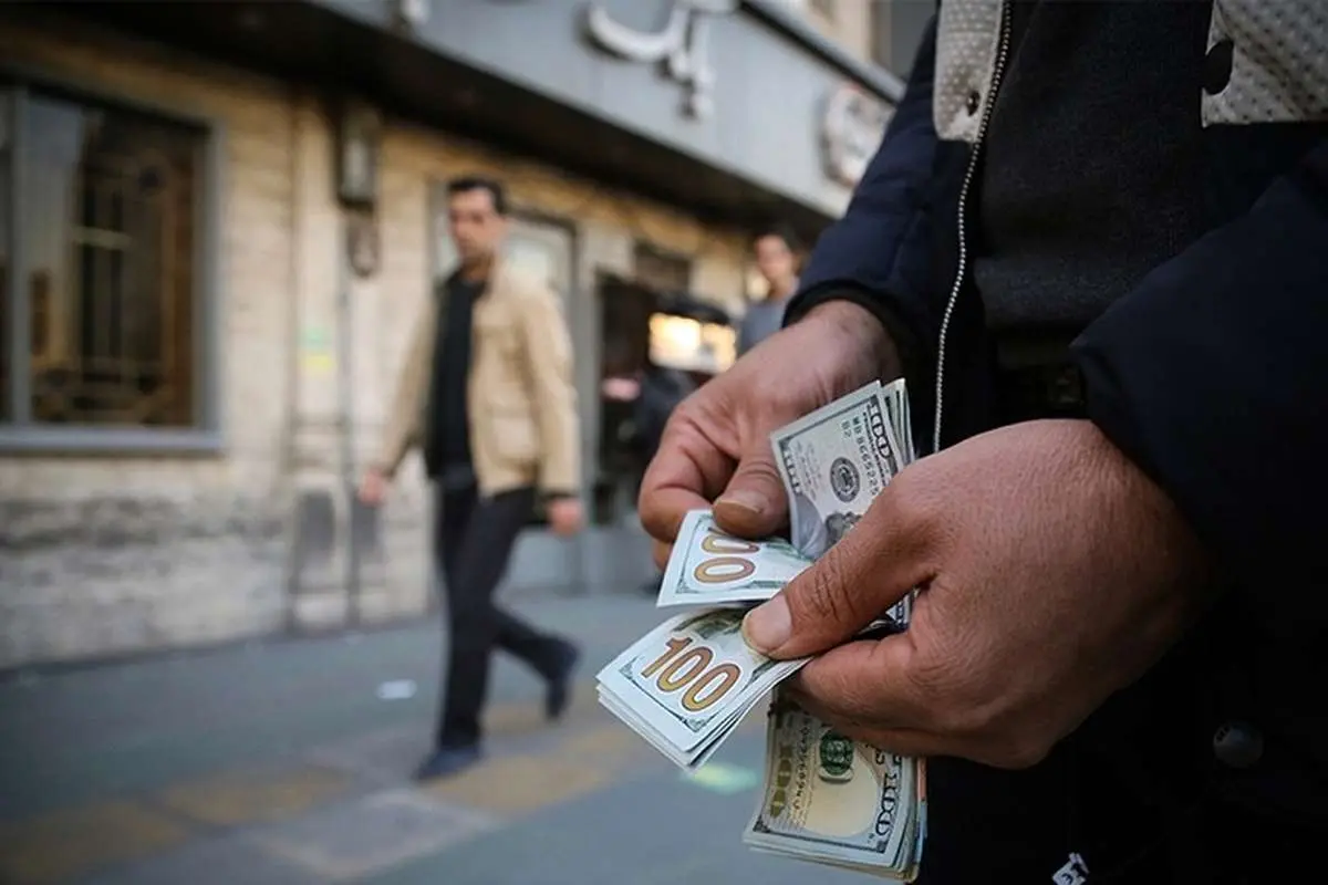بانک مرکزی می‌گوید نرخ دلار بازار را قبول ندارد؛ بازار هم نرخ دولت را نمی‌پذیرد!