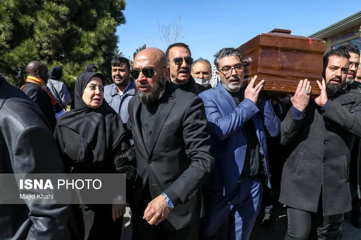 (تصاویر) بی‌تابی خانم سفیر در مراسم خاکسپاری پدرش در تهران