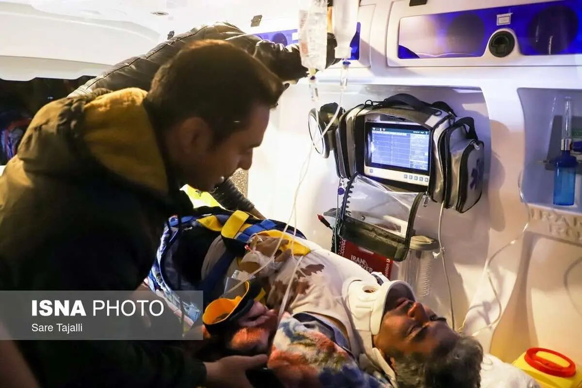 (تصاویر) انتقال مصدومان حادثه سقوط بالگرد به بیمارستان شهید باهنر کرمان