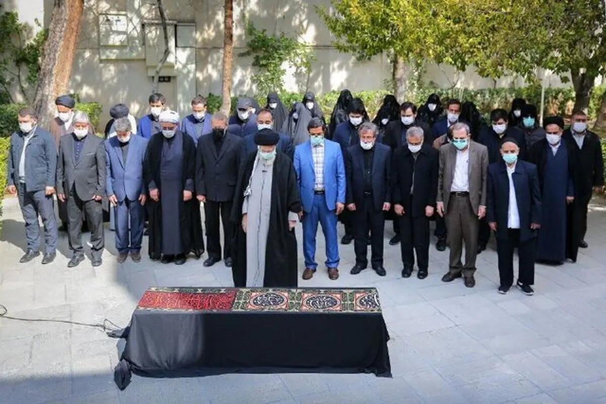 (عکس) اقامه نماز رهبر انقلاب بر پیکر همسر شهید مطهری