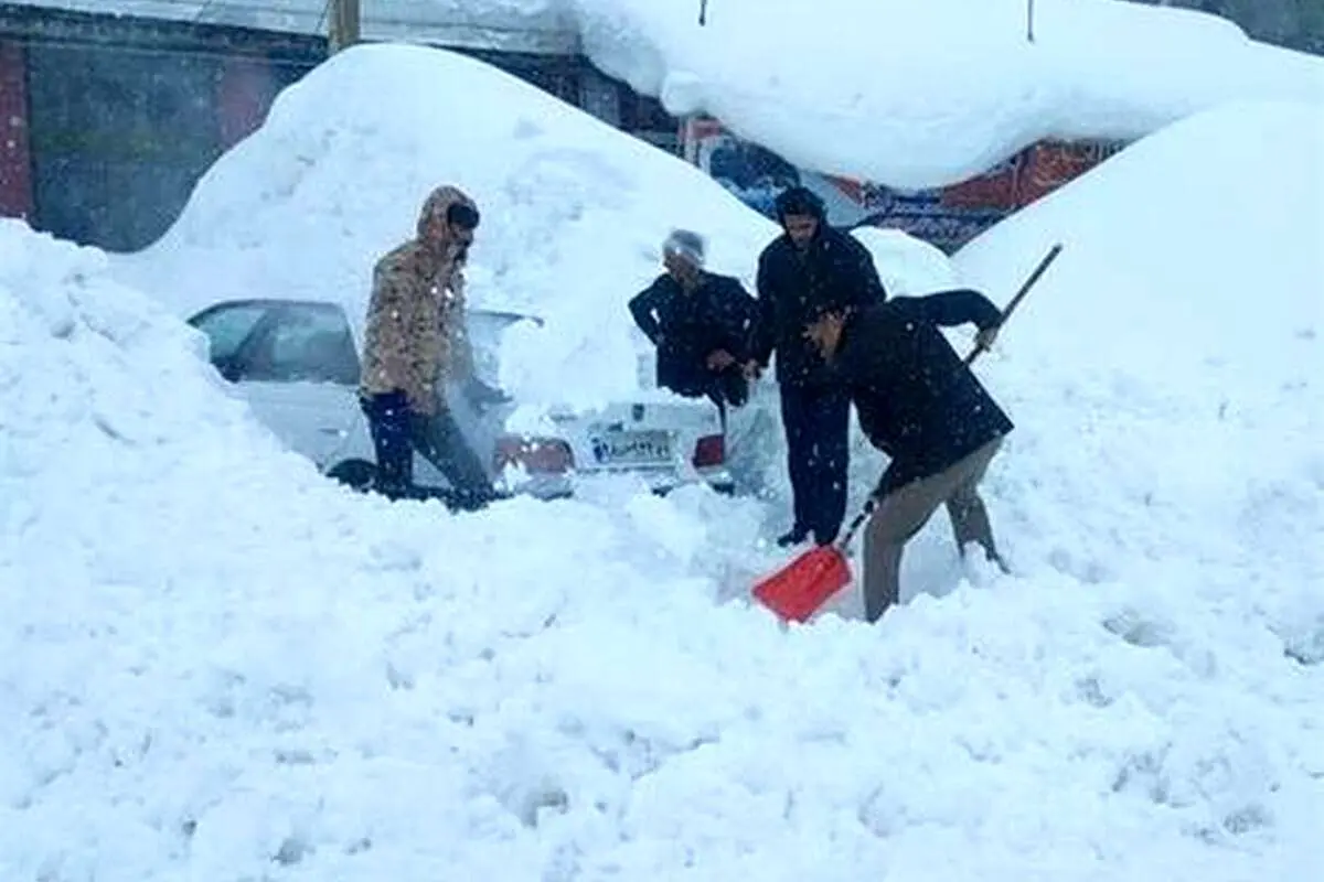(ویدئو) برف روستای «امام قیس» شهرستان بروجن را محاصره کرد