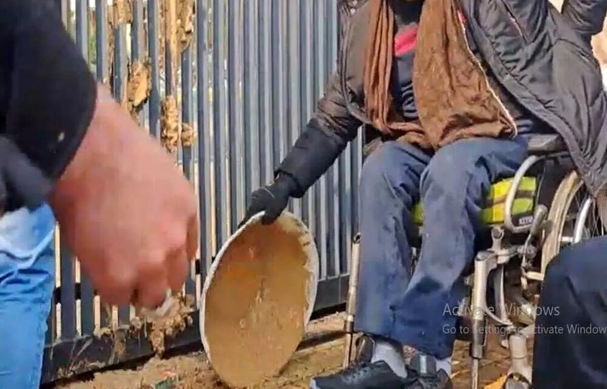 (تصویر) معترضان درب سازمان برنامه و بودجه را گِل گرفتند!