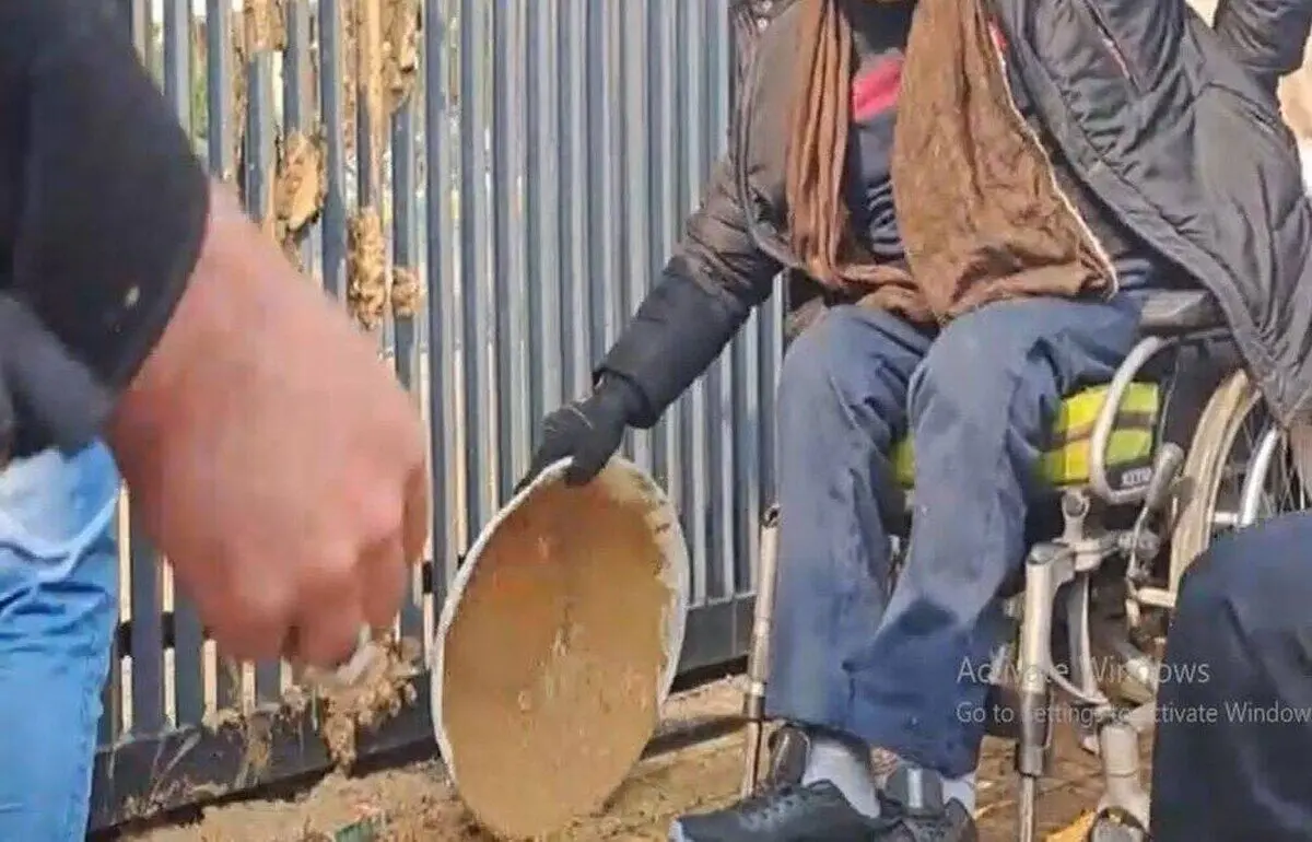 (تصویر) معترضان درب سازمان برنامه و بودجه را گِل گرفتند!