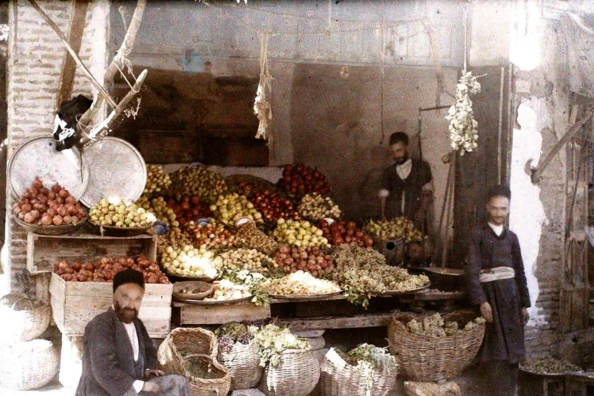 عکسی رنگی از یک میوه فروشی در همدان، ۹۶سالِ قبل