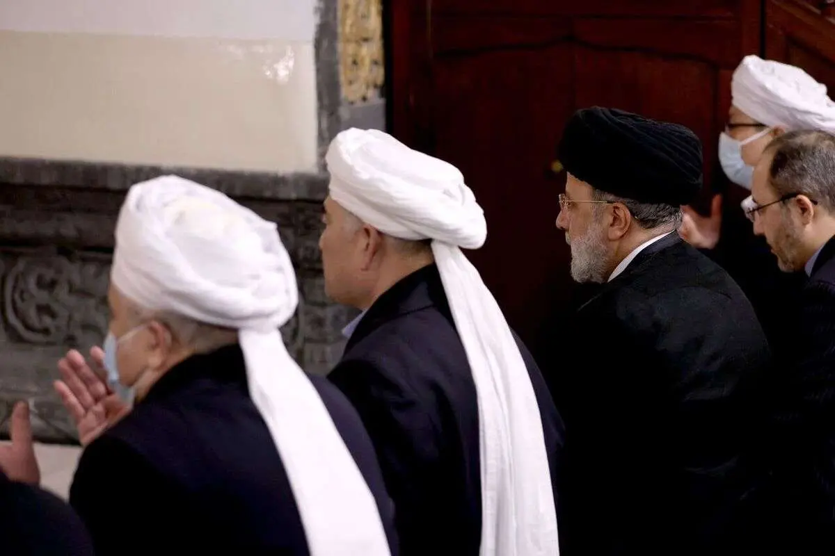 (تصاویر) رئیسی با چینیها نماز خواند