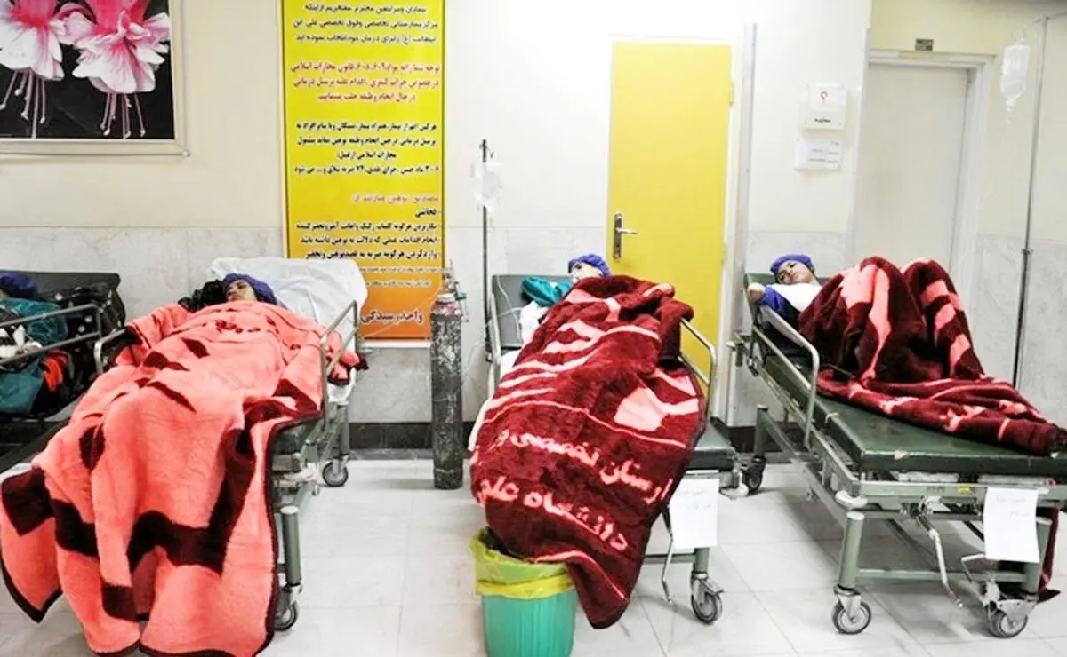 روایت مادر یکی از دانش‌آموزان قمی از مسمومیت؛ اول بوی ماهی گندیده آمده بود