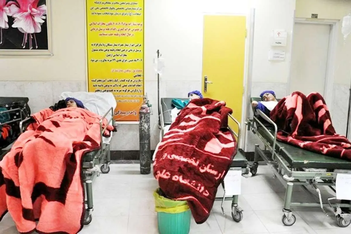 روایت مادر یکی از دانش‌آموزان قمی از مسمومیت؛ اول بوی ماهی گندیده آمده بود