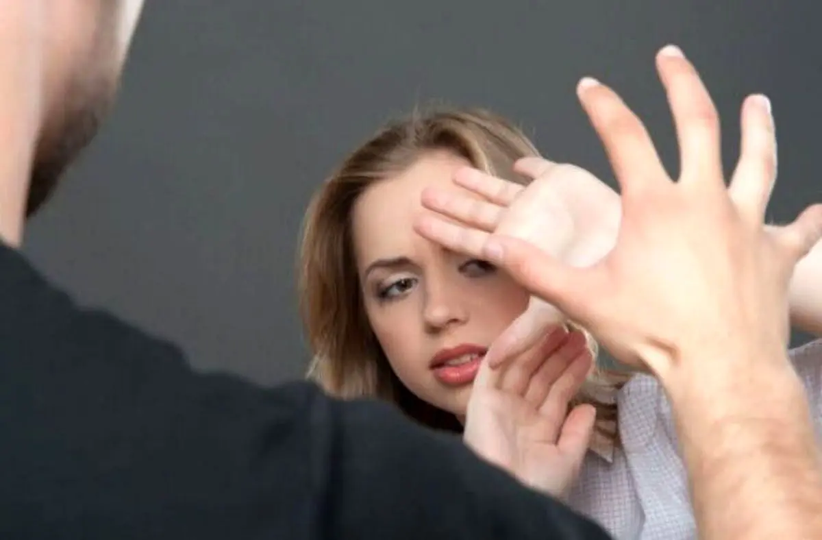 (ویدئو) حمله وحشیانه یک دانش‌آموز با مشت و لگد به معلمش