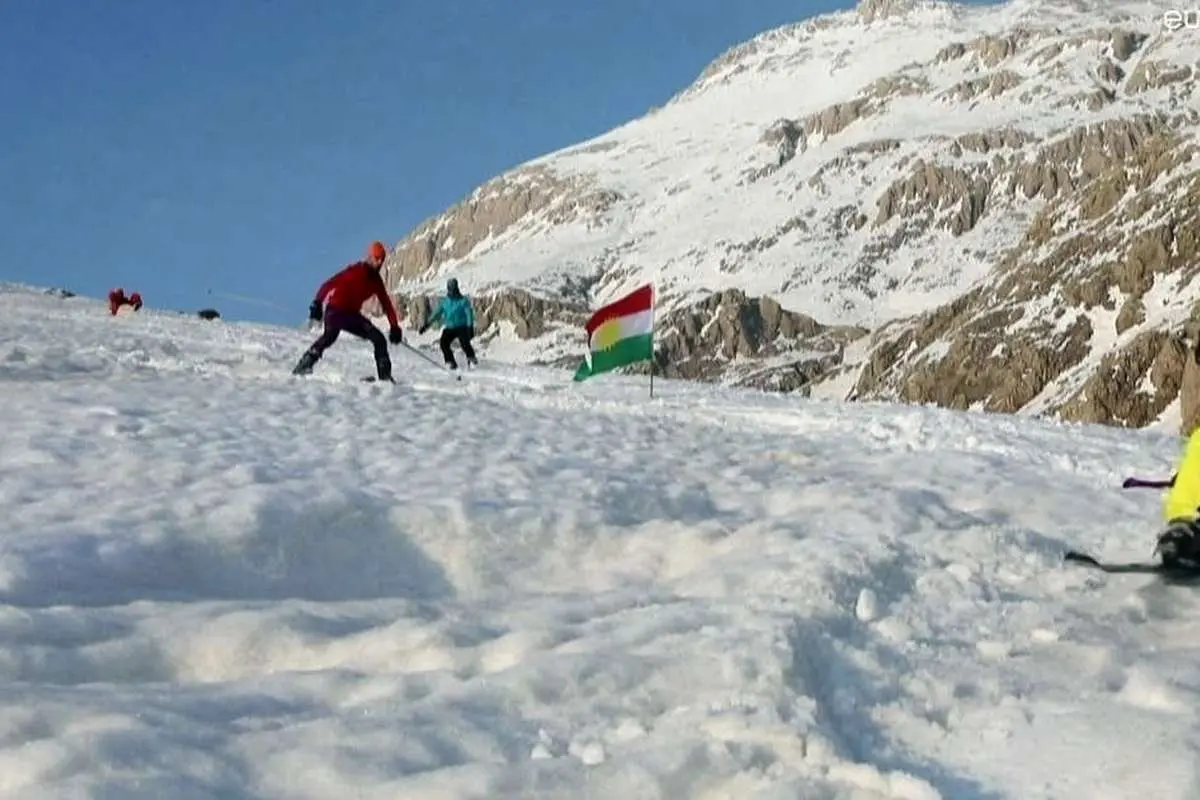 (ویدئو) لذت عراقیها از اسکی در مرز ایران