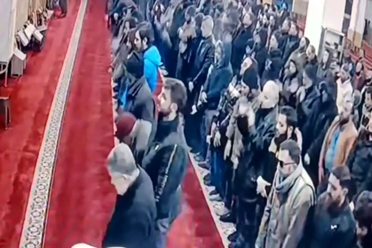 (ویدئو) ادامه اقامه نماز جماعت هنگام وقوع زلزله در سوریه