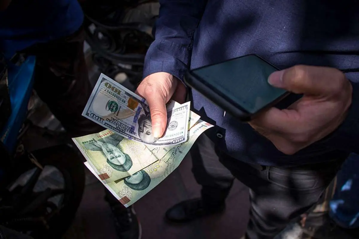 شرم و افتخار نرخ دلار، هر دو برای دولت است