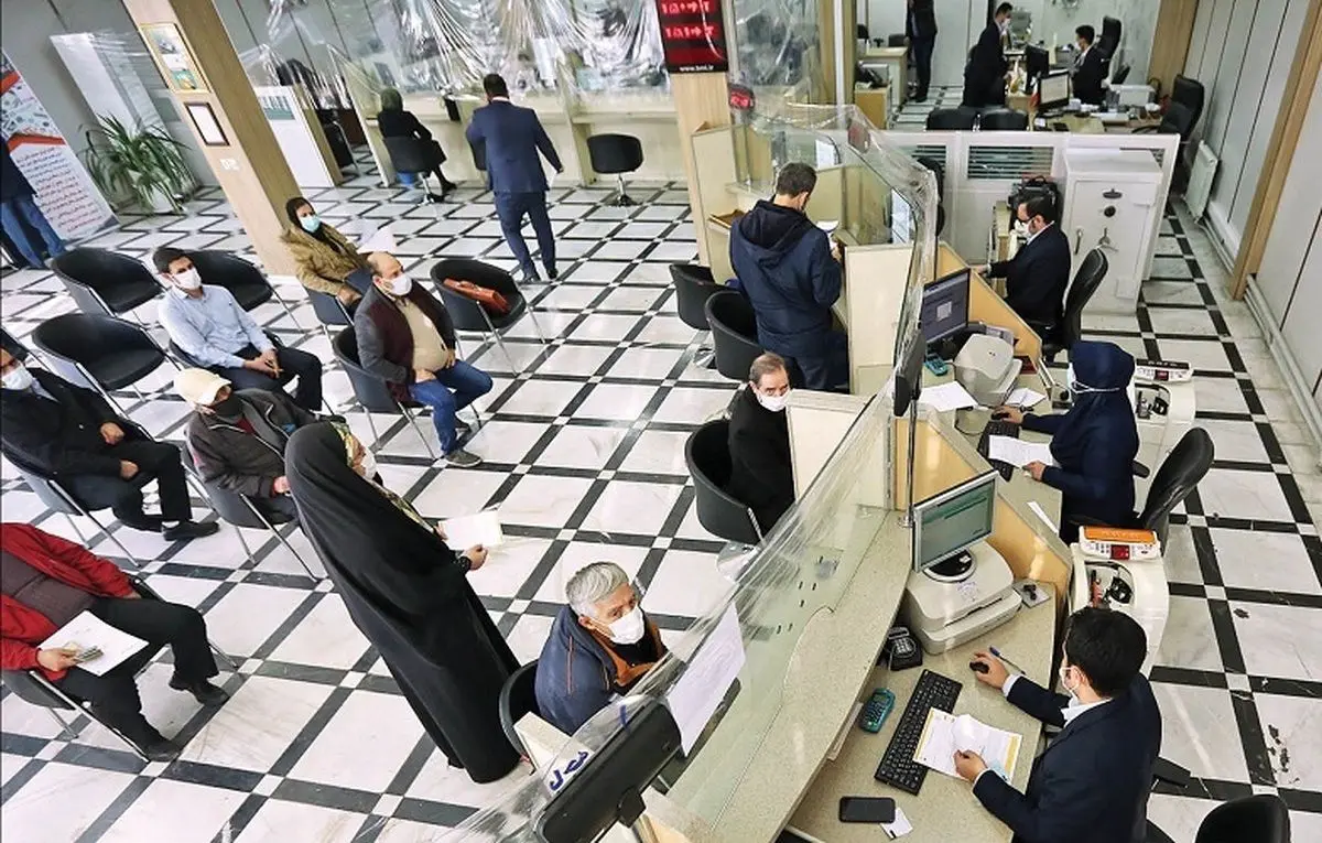 مشتری عصبانی در بانک را روی کارمندان قفل کرد