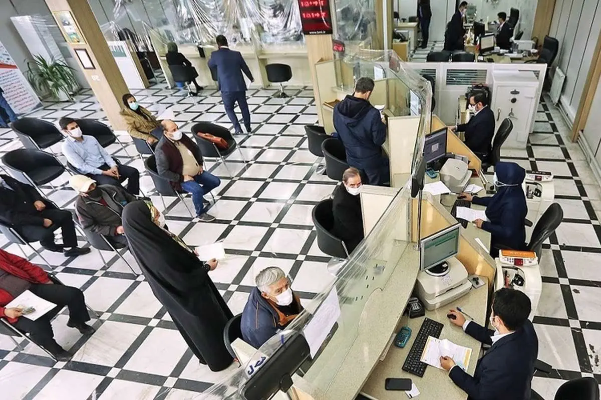 مشتری عصبانی در بانک را روی کارمندان قفل کرد