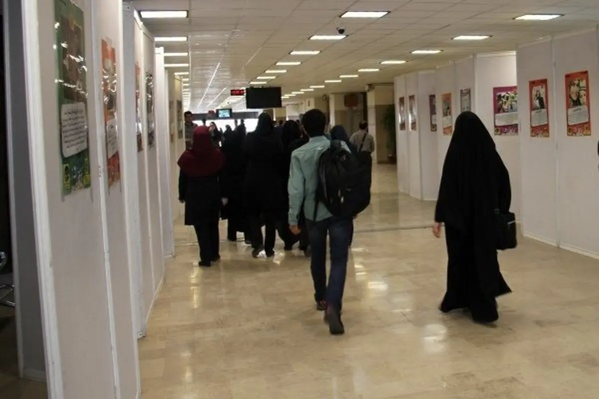 (ویدئو) فرار دانشجویان دختر دانشگاه بروجرد به حیاط خوابگاه پس از استشمام بوی عجیب در هوا