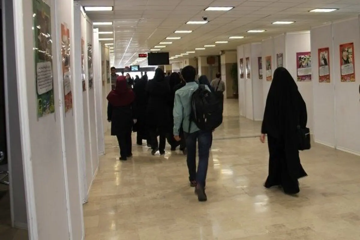 (ویدئو) فرار دانشجویان دختر دانشگاه بروجرد به حیاط خوابگاه پس از استشمام بوی عجیب در هوا