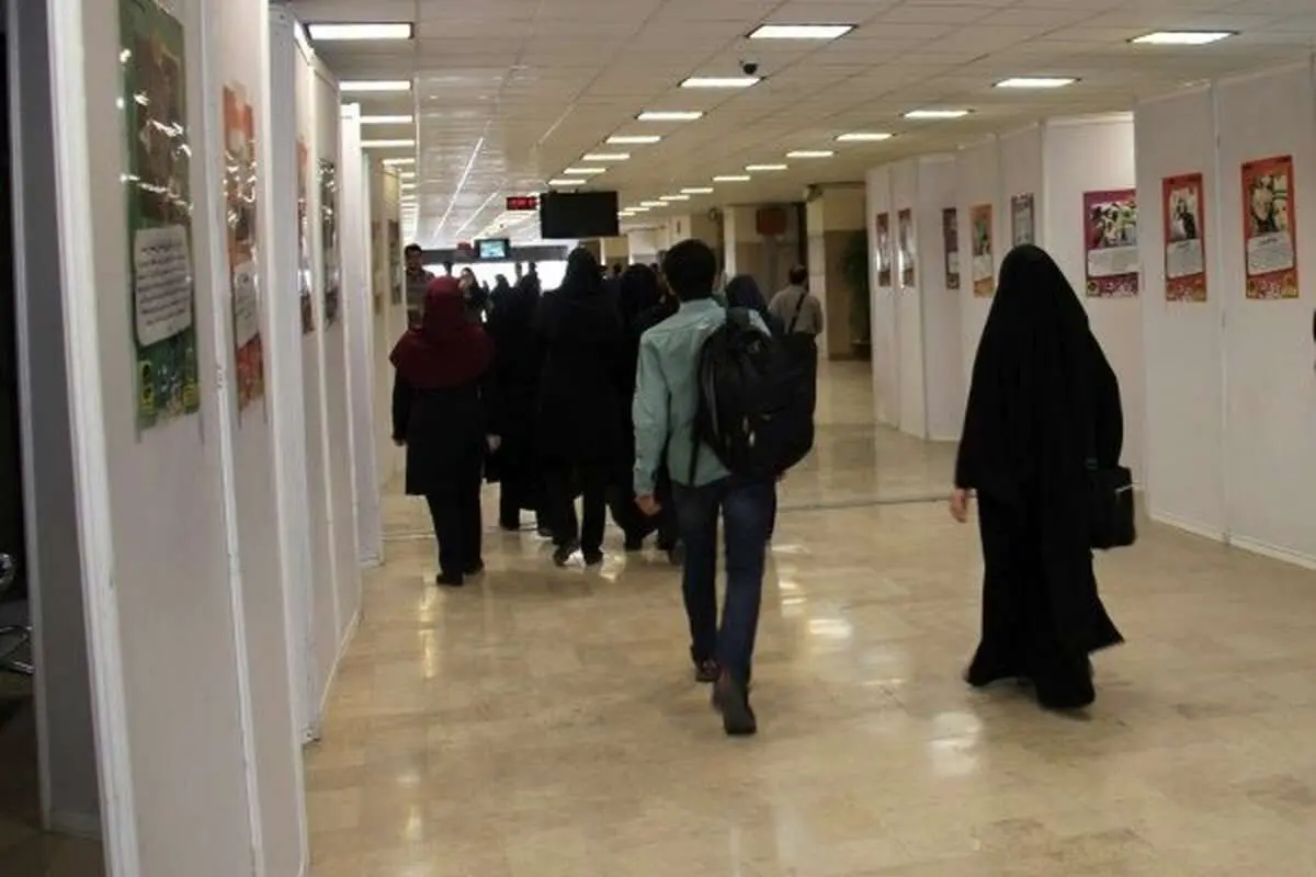 (ویدئو) فرار دانشجویان دختر دانشگاه بروجرد به حیاط خوابگاه پس از استشمام بوی عجیب در هوا