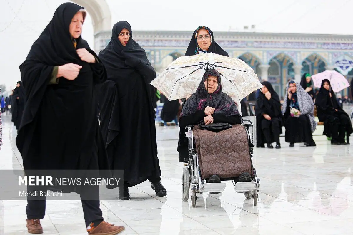 (تصاویر) حال و هوای بارانی مسجد جمکران در نیمه شعبان
