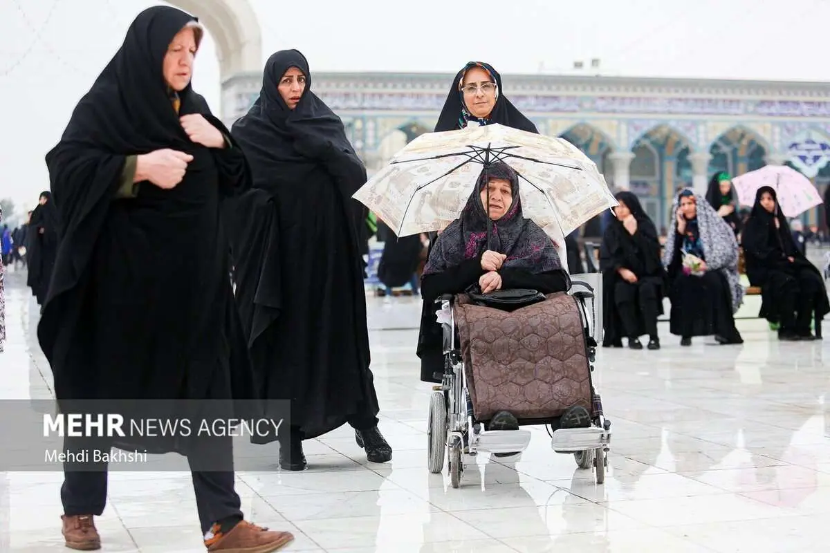 (تصاویر) حال و هوای بارانی مسجد جمکران در نیمه شعبان