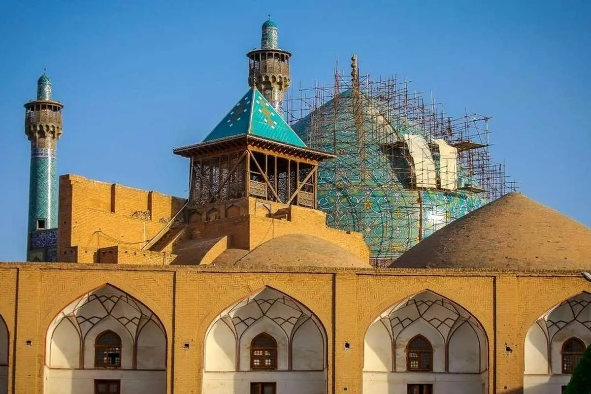 (عکس) بلاهایی که بر سر بناهای تاریخی میآورند؛ آتشکدهای که پارکینگ شد