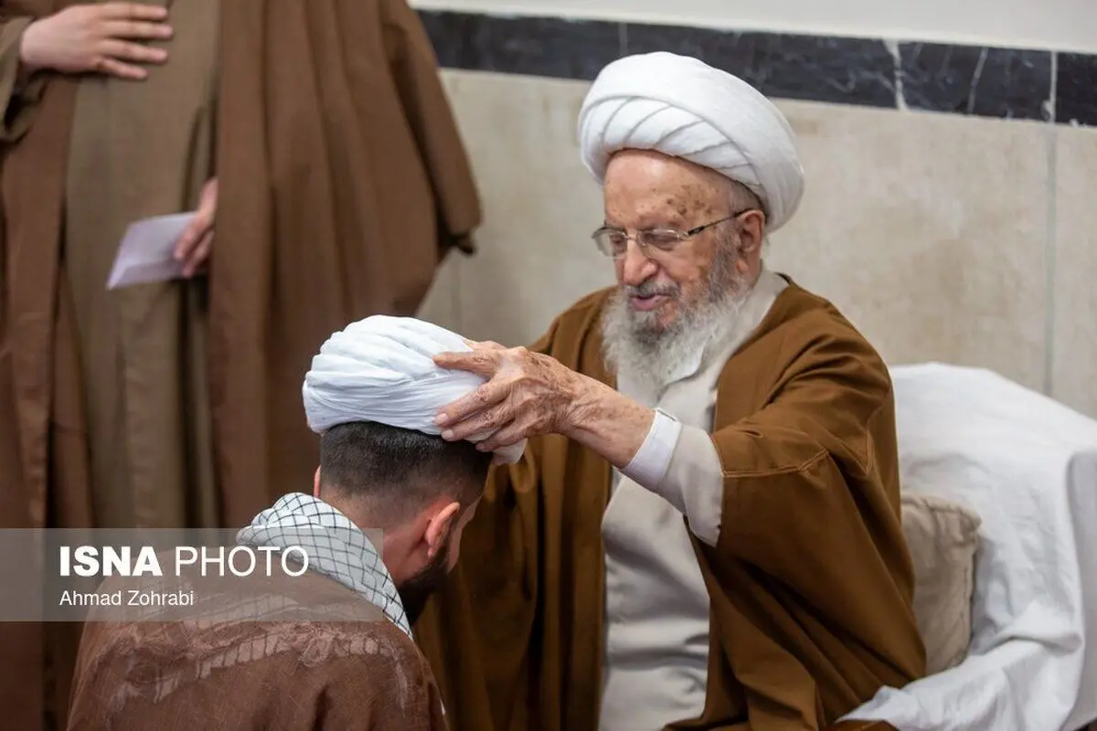 (تصاویر) مراسم عمامه گذاری طلاب در روز نیمه شعبان
