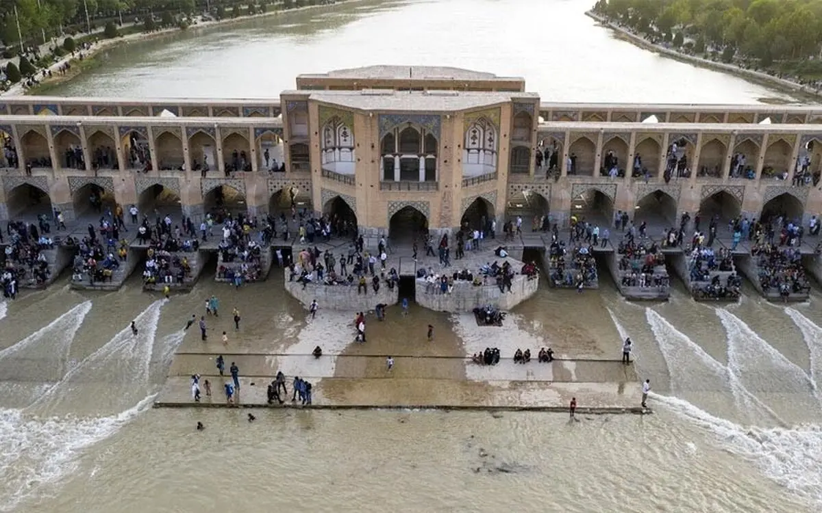 تصاویر هوایی از خداحافظی دوباره اصفهانی‌ها با آب زاینده‌رود؛ پایان غم انگیز سرزندگی زنده رود