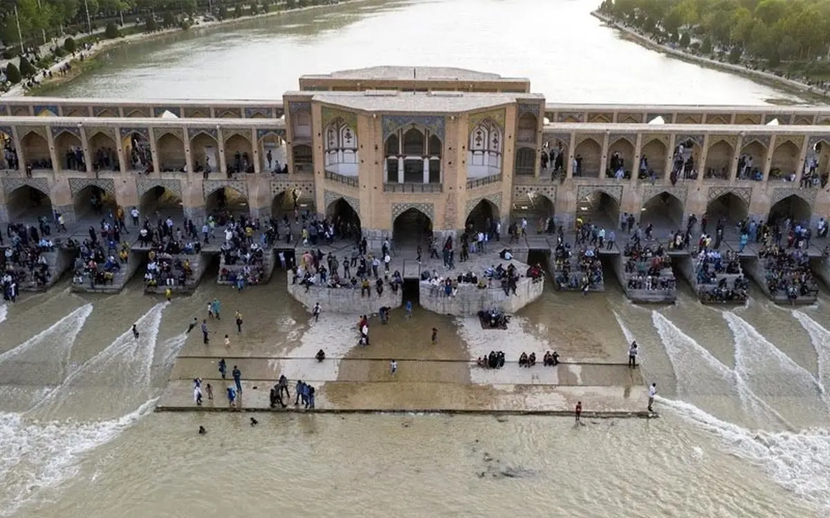 تصاویر هوایی از خداحافظی دوباره اصفهانی‌ها با آب زاینده‌رود؛ پایان غم انگیز سرزندگی زنده رود