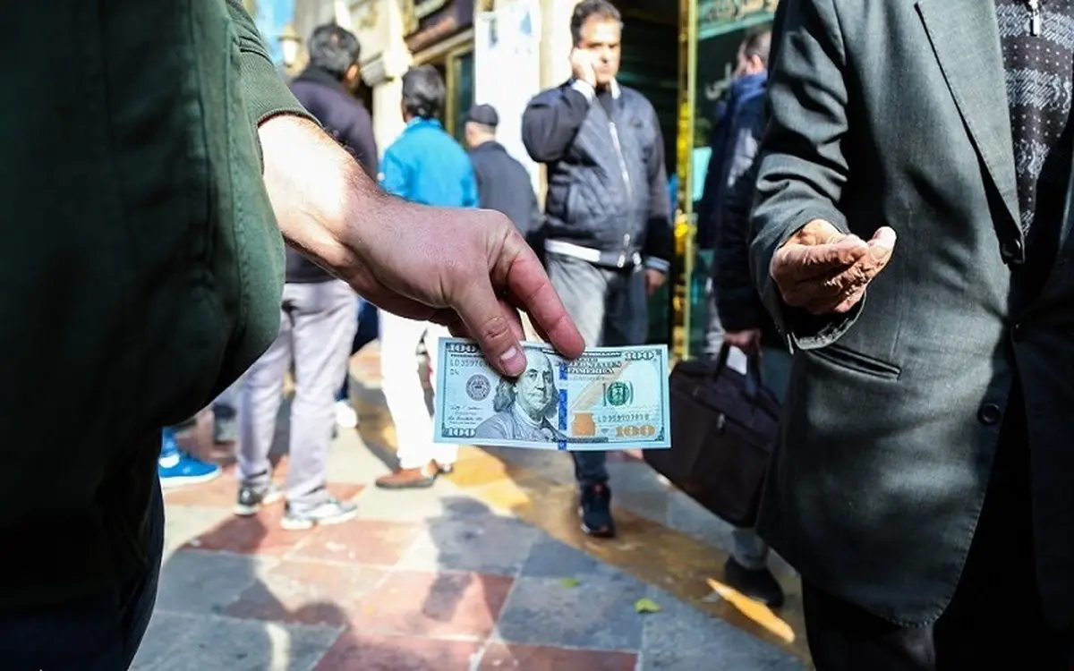 بازداشت ۲ اخلالگر ارزی در مهاباد/ کشف یک میلیون و ۳۸۰ هزار یورو از متهمان