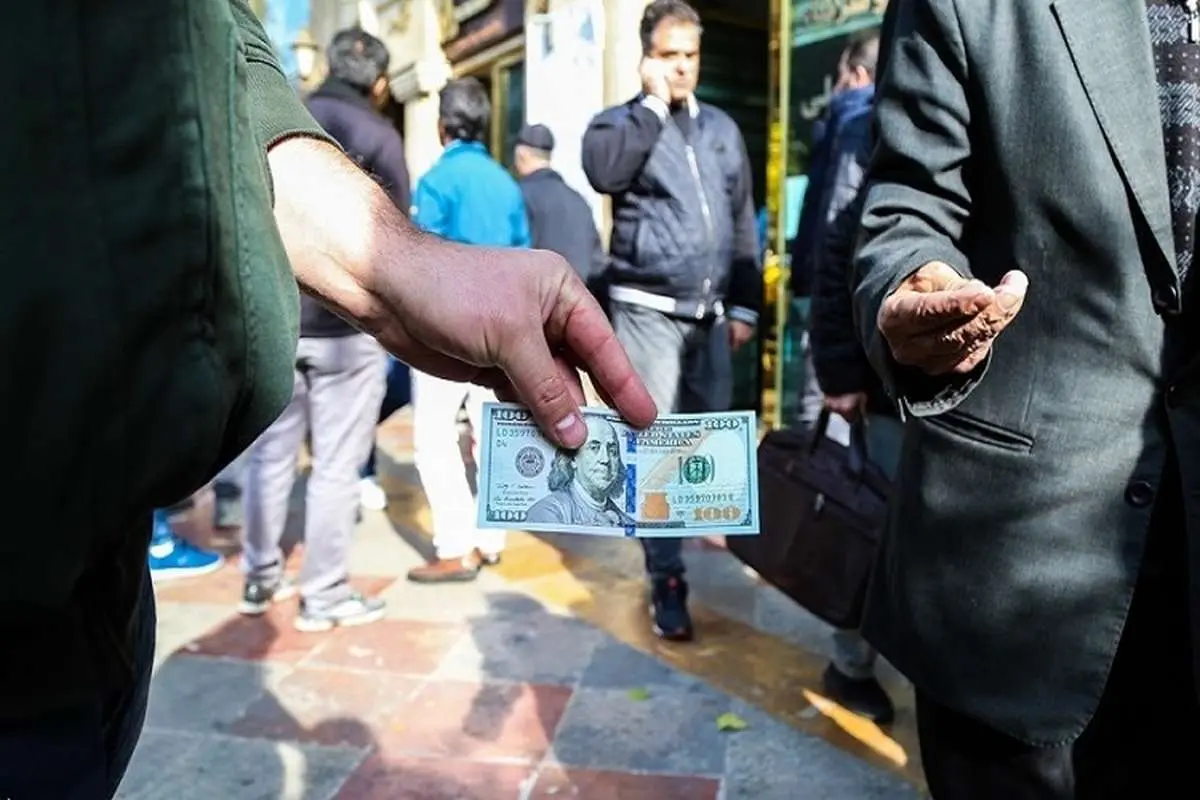 بازداشت ۲ اخلالگر ارزی در مهاباد/ کشف یک میلیون و ۳۸۰ هزار یورو از متهمان
