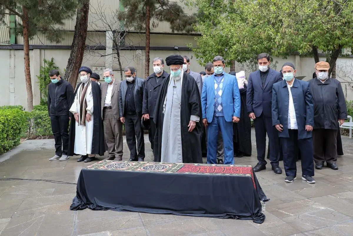 (عکس) رهبر انقلاب بر پیکر حسن غفوری‌فرد اقامه نماز کردند