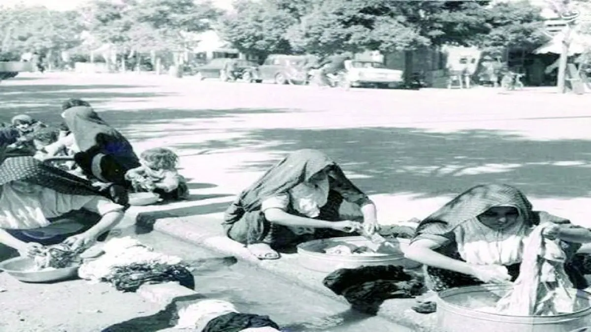 رختشویی زنان در کوچه و خیابان‌های تهران