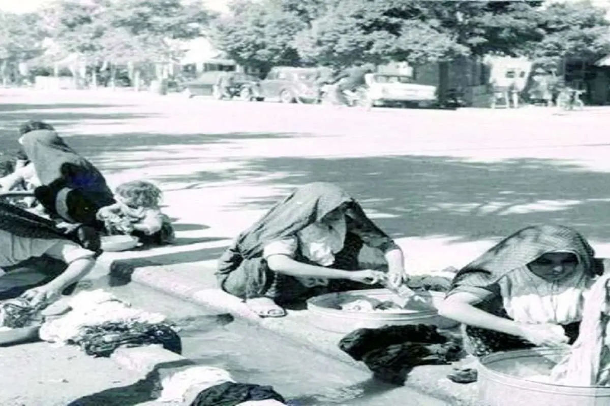رختشویی زنان در کوچه و خیابان‌های تهران