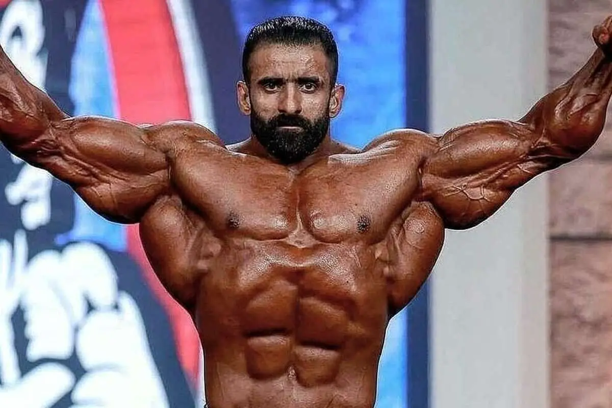 (عکس) استایل جدید هادی چوپان با سبیل و تسبیح!