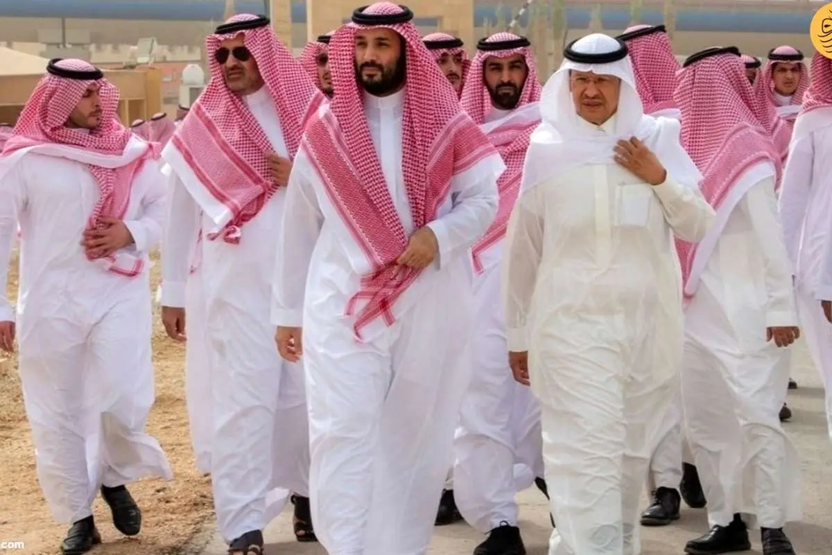 (ویدئو) محمد بن سلمان در تشییع پیکر عمهاش