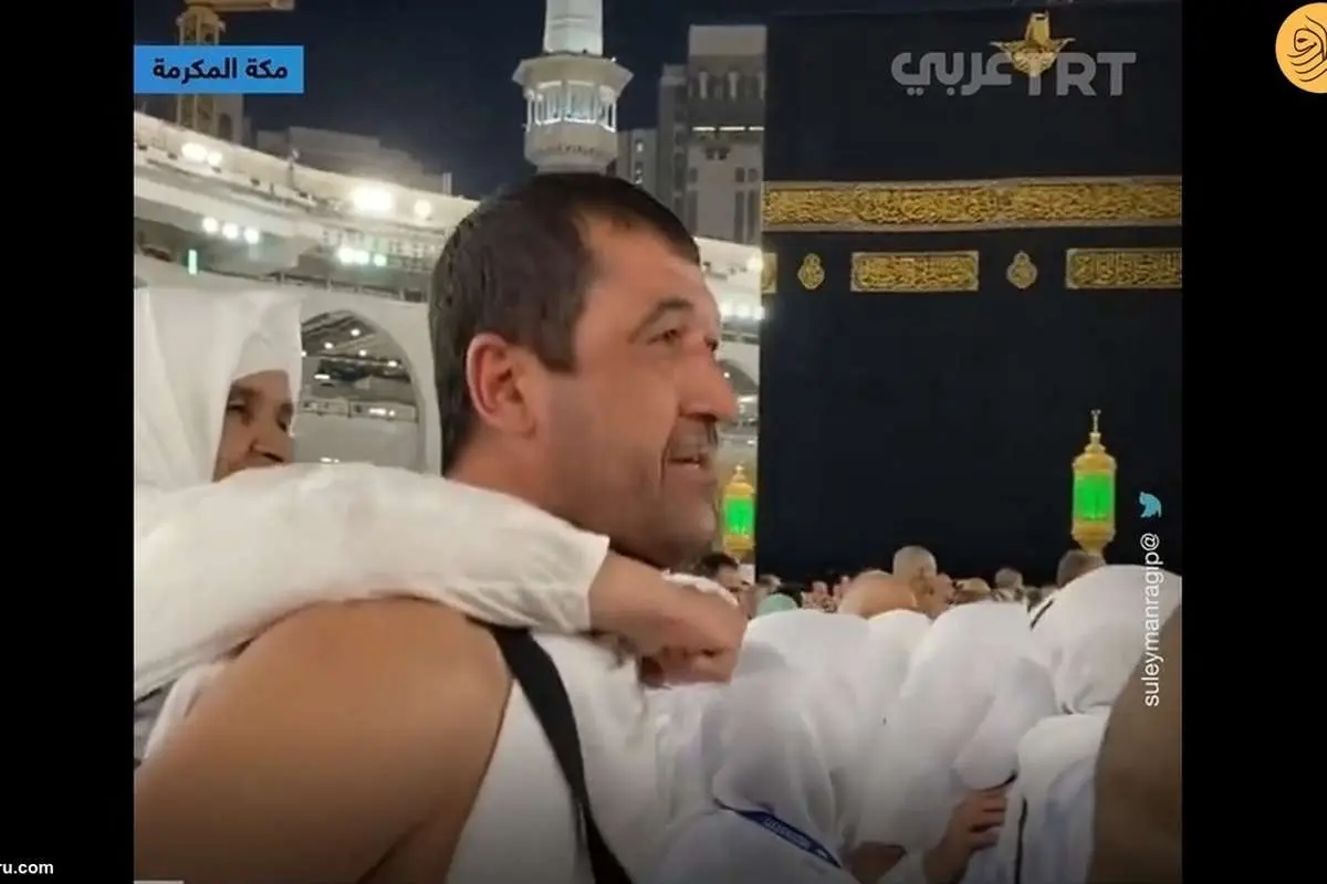 (ویدئو) به دوش کشیدن مادر پیر برای طواف کعبه