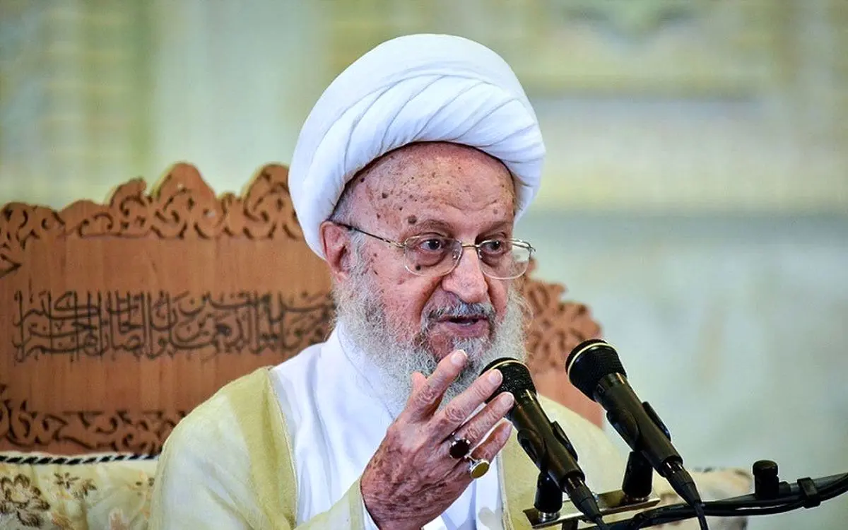 آیت الله مکارم: هدایت جوانان با شدت و تندی نتیجه منفی دارد
