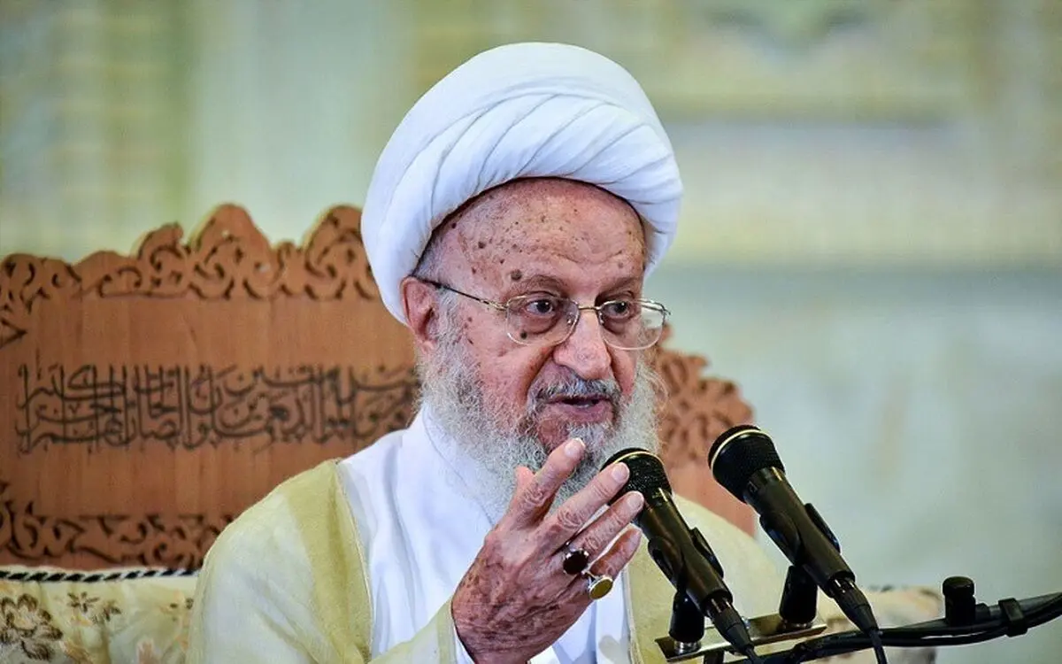 آیت الله مکارم: هدایت جوانان با شدت و تندی نتیجه منفی دارد