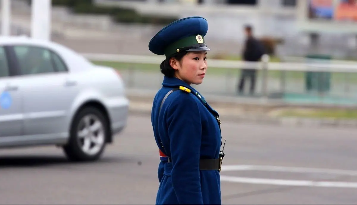 (ویدئو) شیفت جالب پلیس زن در کره شمالی به سبک عروسک کوکی