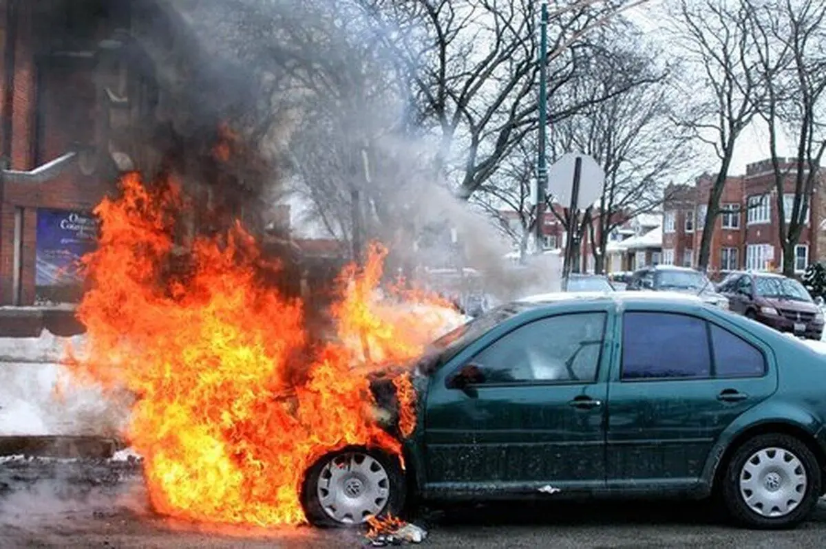 (ویدئو) روش جالب برای روشن کردن آتش با اگزوز ماشین!