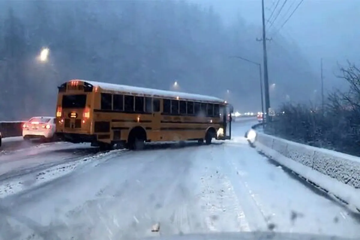 (ویدئو) لحظه ترسناک چپ شدن یک اتوبوس؛ قدرت باورنکردنی طوفان!