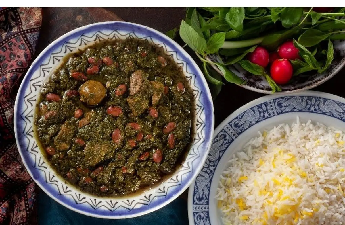 (ویدئو) واکنش جالب یک بلاگر غذای آمریکایی به قرمه سبزی و ته‌دیگ!