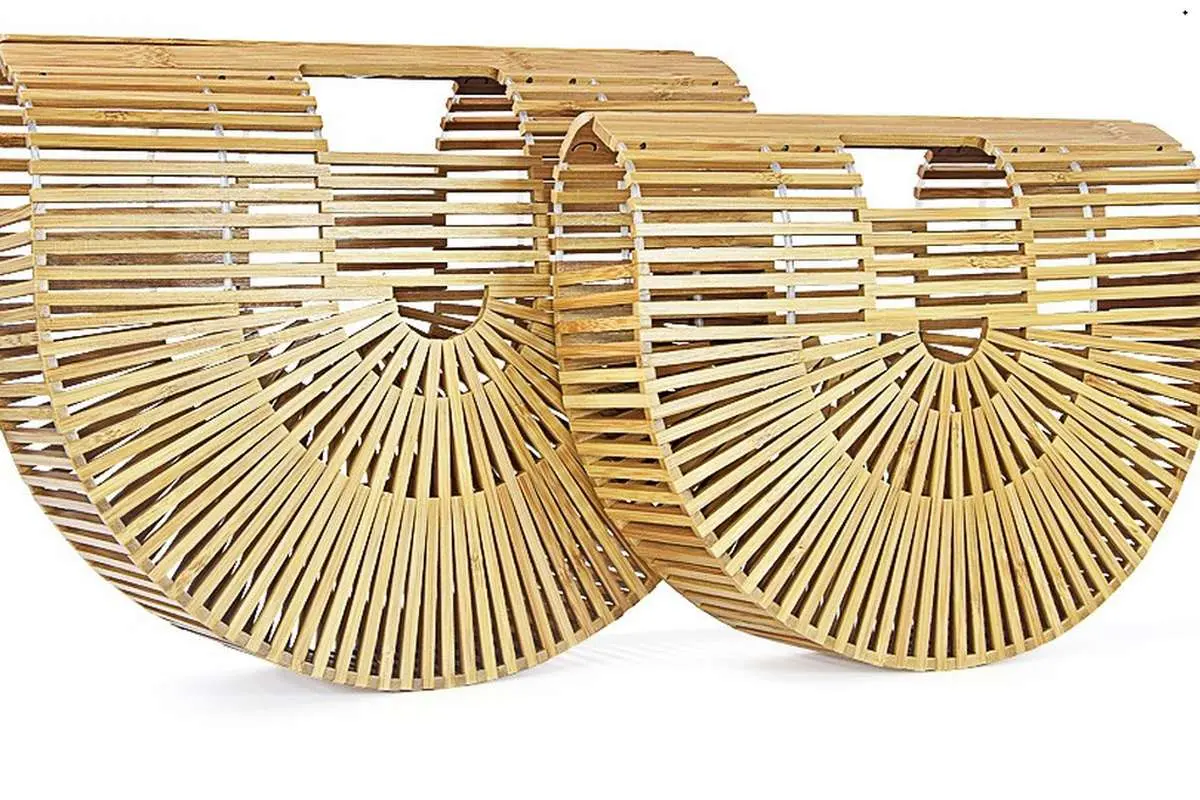 (ویدئو) مهارت حیرت‌انگیز یک مرد در ساخت کیف از چوب بامبو